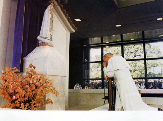 el papa rezando